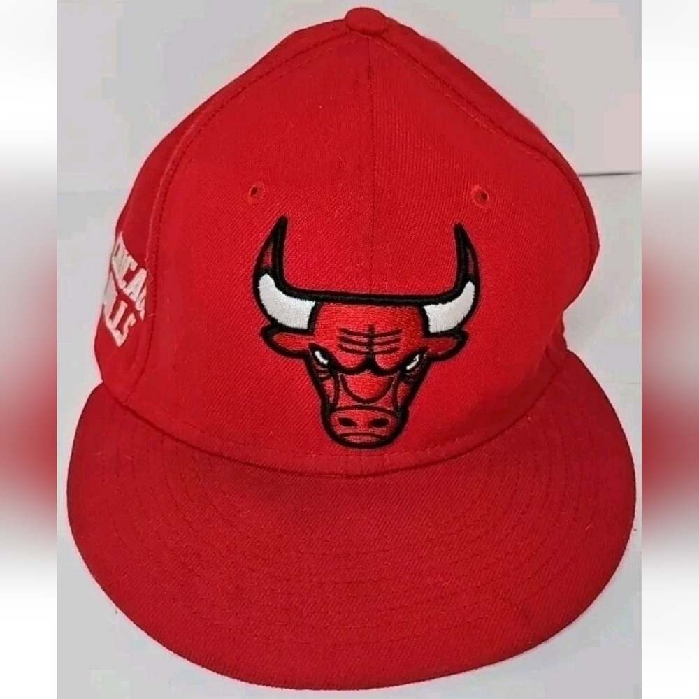 Chicago Bulls Hat Cap Fitted 7 1/2 Red Bull Logo NBA Basketball New Era Mens